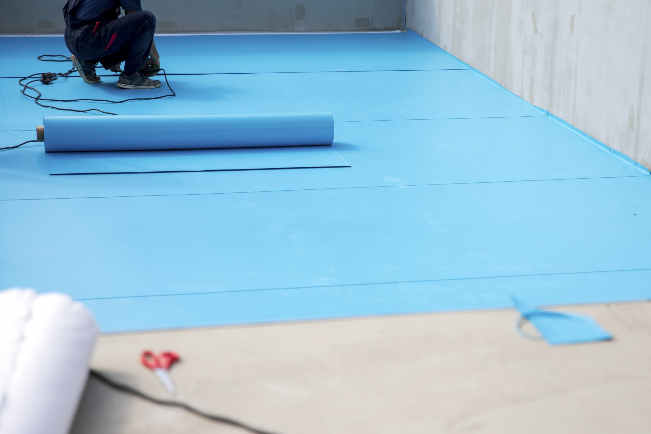 Installing blue flooring in a room